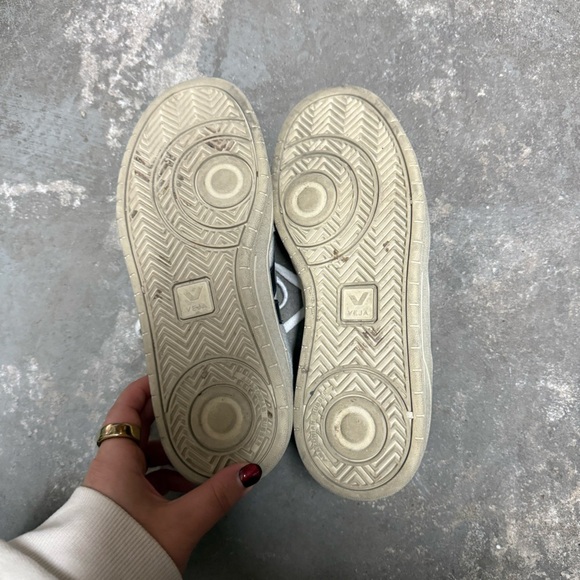 Veja V-10 B Mesh Sneakers